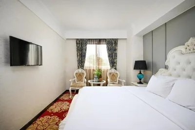 Premier King Room mit Straßenblick — California Saigon Hotel & Rooftop Pool