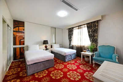 Premier-Zweibettzimmer mit Straßenblick — California Saigon Hotel & Rooftop Pool